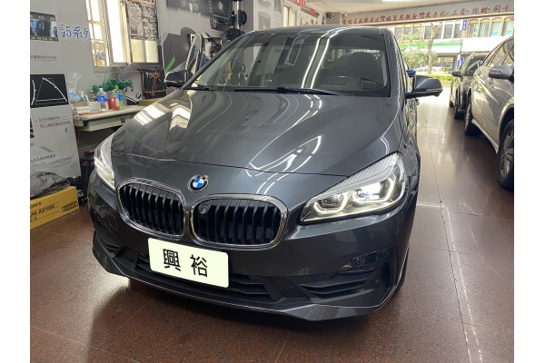  【BMW 218i】加裝【專用觸控環景系統+南極星 GPS7688測速器+iROAD X11前後行車紀錄器】