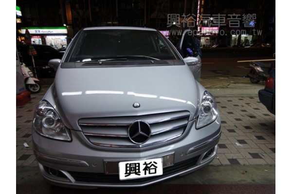 【BENZ B200】安裝頭枕螢幕