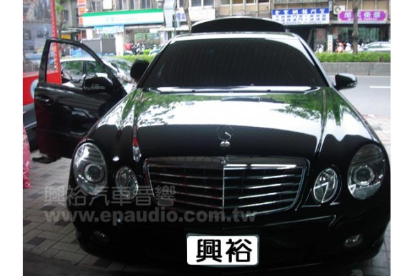 【BENZ W211】E200 安裝 四分割行車紀錄器 | 倒車