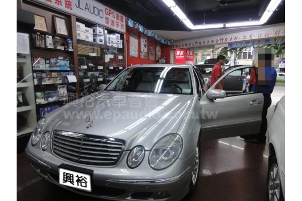 【BENZ W211】 E240 安裝 側面鏡頭 | 倒車