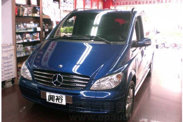 【BENZ 賓士】VIANO3.5 安裝 螢幕主機 | 數位電視 | 倒車鏡頭 | 吸頂螢幕