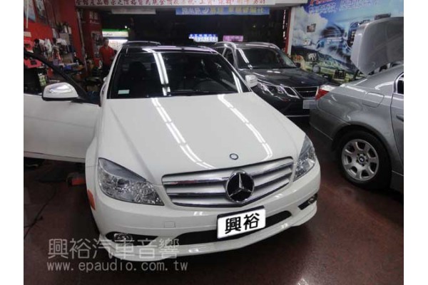 【BENZ W204】C300 安裝 專用螢幕主機 | 倒車 | iPad線材