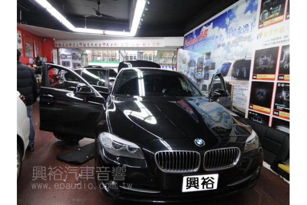 【BMW 5系列 F10】520d 安裝 四分割行車紀錄器