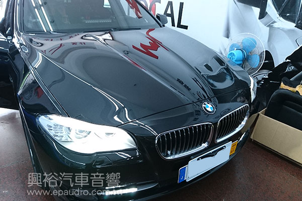 【BMW 5系列 F10】520i  安裝 環景 | 介面 | 數位電視 | 整合頭枕螢幕