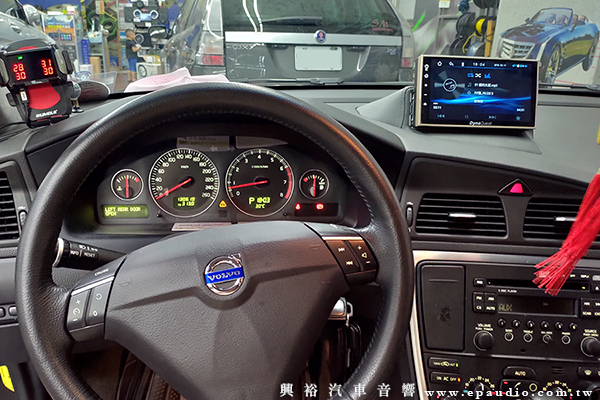 【VOLVO S60】富豪S60 安裝 DynaQuest DMV-716A 7吋通用型高畫質觸控螢幕主機 | 木工TV座